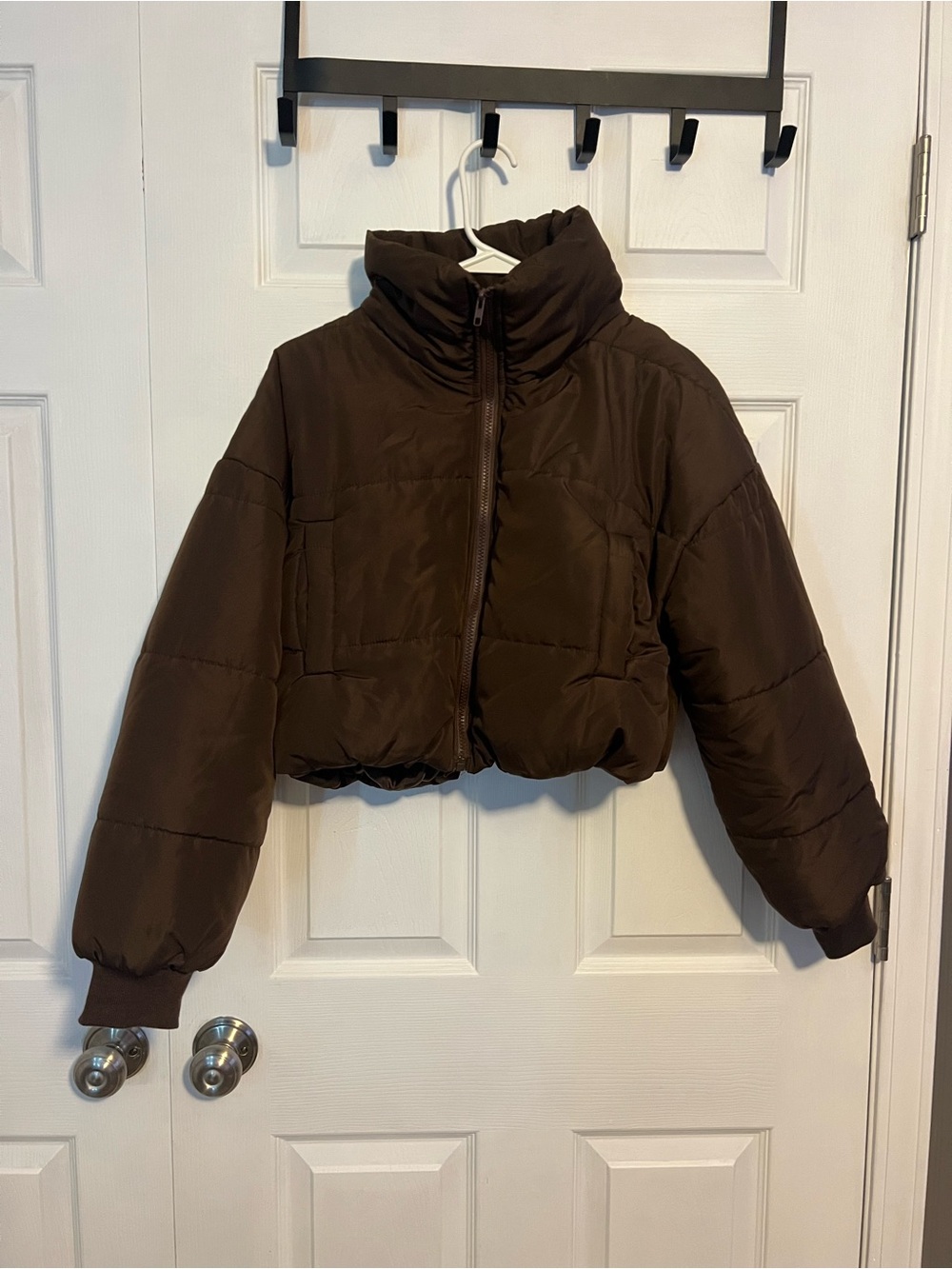 Cropped Puffer Jacket in Dark Brown